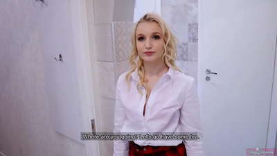 Yosh kollejli qiz dugonasi bilan yigitini aldayapti | POV va uning mushuk ichida cum!